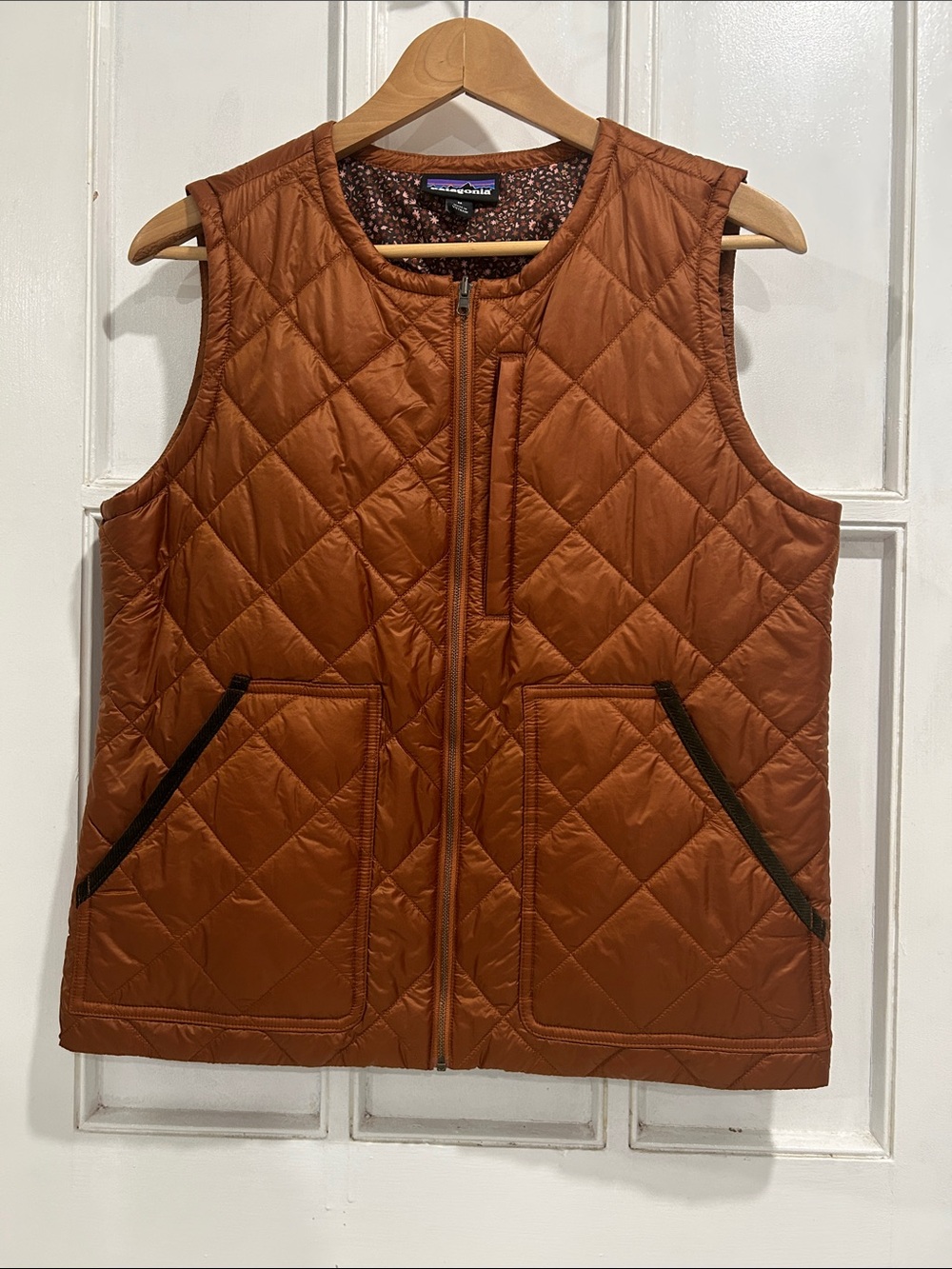 Patagonia Full Zip Quilted Insulated Vest in Rust with Dark Floral Lining - M